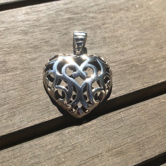Jewelry - Heart shaped pendant